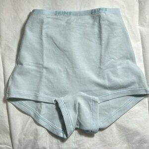 SKIMS (B18) COTTON LOGO HOT PANT frost NWOT